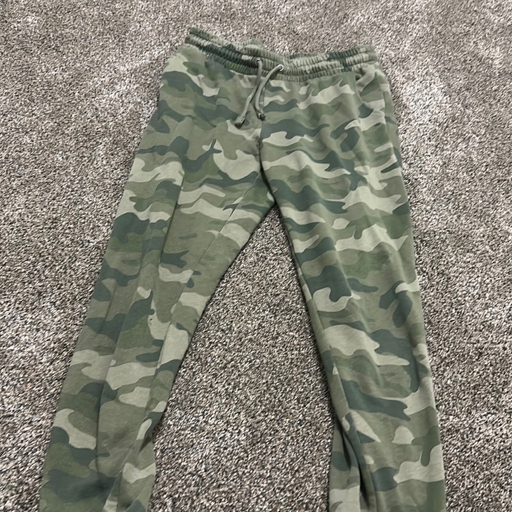 Old navy camo sweatpants, size s, brand new, great condition